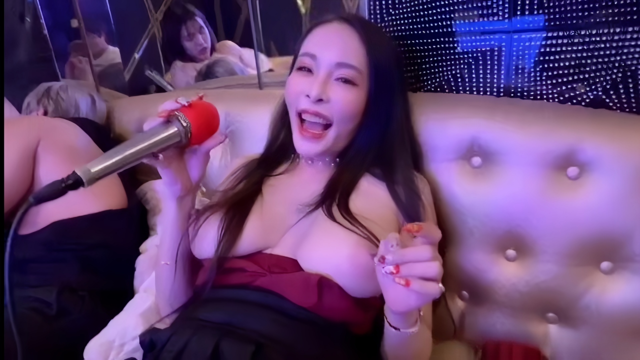 OnlyFans网黄女神 翁雨澄 KTV的刺激性爱体验！